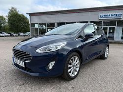 Blå Begagnad 2018 Ford Fiesta Titanium Halvkombi | 104 900 kr (Marknadspris)