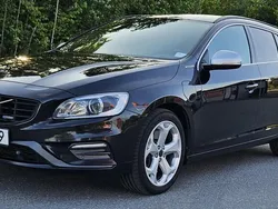 Svart Begagnad 2015 Volvo V60 R-Design Momentum Kombi | 139 900 kr (Marknadspris)