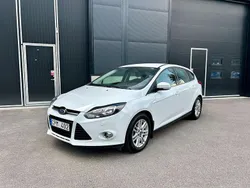 Vit Begagnad 2013 Ford Focus Titanium Halvkombi | 64 900 kr (Marknadspris)