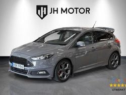 Grå Begagnad 2015 Ford Focus ST Halvkombi | 159 900 kr (Dyr)
