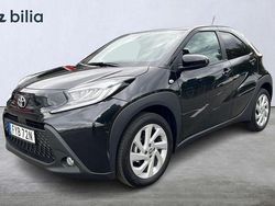 Svart Begagnad 2024 Toyota Aygo Comfort Halvkombi | 209 900 kr (Marknadspris)