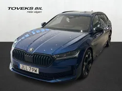 Blå (cobalt blue metallic) Ny 2025 Skoda Superb SportLine Kombi | 575 400 kr