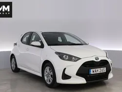 Vit Begagnad 2023 Toyota Yaris Hybrid Active Halvkombi | 219 900 kr (Marknadspris)