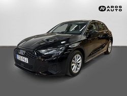 Svart (briljant svart) Begagnad 2022 Audi A3 Sportback Comfort Halvkombi | 264 900 kr (Marknadspris)