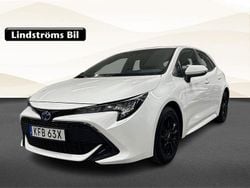 Vit Begagnad 2023 Toyota Corolla Hybrid Active Halvkombi | 245 500 kr (Marknadspris)