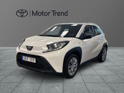 Vit Begagnad 2023 Toyota Aygo X Play SUV | 159 000 kr (Marknadspris)