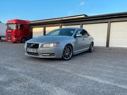 Ljusgrå Begagnad 2007 Volvo S80 Momentum Sedan | 49 900 kr (Marknadspris)