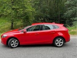 Röd Begagnad 2016 Volvo V40 Momentum Halvkombi | 110 000 kr (Bra pris)