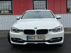 Vit Begagnad 2013 BMW 320 Sport Line Sedan | 137 900 kr (Marknadspris)