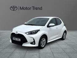 Vit Begagnad 2024 Toyota Yaris Hybrid Active Halvkombi | 239 900 kr (Marknadspris)