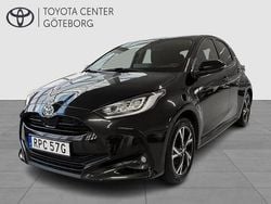 Svart Begagnad 2024 Toyota Yaris Hybrid Active Halvkombi | 269 900 kr (Dyr)