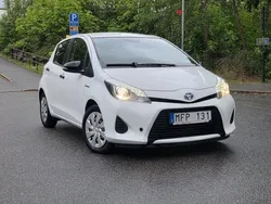 Vit Begagnad 2013 Toyota Yaris Hybrid Life Halvkombi | 89 000 kr (Marknadspris)