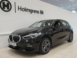 Svart Begagnad 2022 BMW 118 Sport Line Halvkombi | 224 500 kr (Marknadspris)