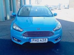 Blå Begagnad 2017 Ford Focus Titanium Kombi | 68 900 kr (Marknadspris)