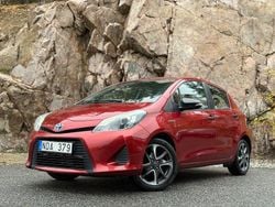 Röd Begagnad 2012 Toyota Yaris Hybrid Life Halvkombi | 99 800 kr (Marknadspris)