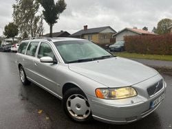 Ljusgrå Begagnad 2004 Volvo V70 Momentum Kombi | 42 900 kr (Marknadspris)