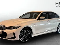 Vit (white) Begagnad 2025 BMW 330e M Sport Sedan | 538 700 kr (Marknadspris)