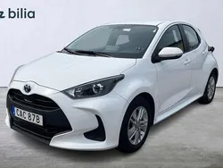 Vit Begagnad 2023 Toyota Yaris Hybrid Active Halvkombi | 219 900 kr (Marknadspris)