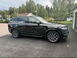 Svart Begagnad 2018 Volvo XC90 Momentum SUV | 309 000 kr (Marknadspris)