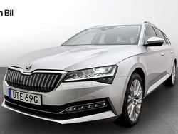Ljusgrå Begagnad 2023 Skoda Superb Business Line Kombi | 349 500 kr (Bra pris)