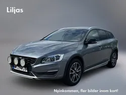 Grå Begagnad 2016 Volvo V60 CC Summum Kombi | 219 900 kr (Marknadspris)