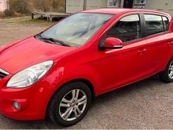 Röd Begagnad 2012 Hyundai i20 Premium Halvkombi | 25 000 kr (Marknadspris)