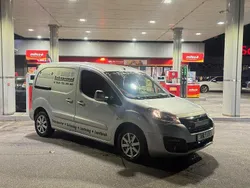 Grå Begagnad 2015 Peugeot Partner Minibuss | 39 900 kr (Bra pris)