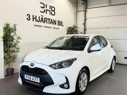 Vit Begagnad 2022 Toyota Yaris Hybrid Active Halvkombi | 219 900 kr (Marknadspris)