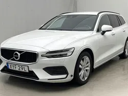 Vit Begagnad 2022 Volvo V60 Momentum Kombi | 249 800 kr (Marknadspris)