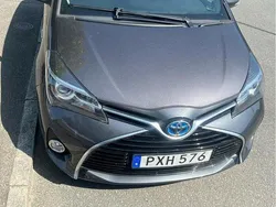 Grå Begagnad 2015 Toyota Yaris Hybrid Active Halvkombi | 105 000 kr (Marknadspris)