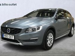 Grå Begagnad 2016 Volvo V60 CC Momentum Kombi | 144 900 kr (Marknadspris)