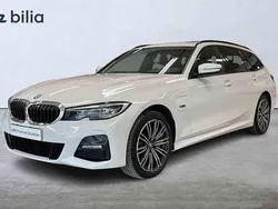 Vit Begagnad 2022 BMW 330e Kombi | 349 900 kr