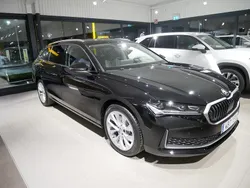 Svart (ebony black metallic) Ny 2024 Skoda Superb Selection Kombi | 469 900 kr (Marknadspris)