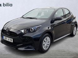 Svart Begagnad 2025 Toyota Yaris Hybrid Life Halvkombi | 229 900 kr (Bra pris)