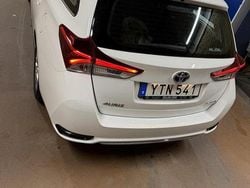 Vit Begagnad 2017 Toyota Auris Touring Sports Active Kombi | 159 000 kr (Marknadspris)
