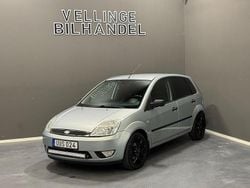 Ljusgrön (grön) Begagnad 2004 Ford Fiesta Halvkombi | 29 900 kr (Marknadspris)