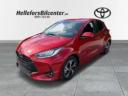 Röd Ny 2024 Toyota Yaris Hybrid Active Halvkombi | 299 900 kr (Dyr)