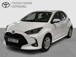Vit Begagnad 2022 Toyota Yaris Hybrid Active Halvkombi | 209 900 kr (Marknadspris)