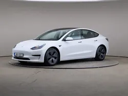 Vit Begagnad 2021 Tesla Model 3 Standard Range Plus Sedan | 225 000 kr (Marknadspris)