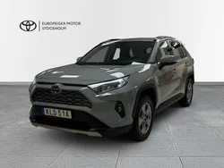 Grön (urban khaki) Begagnad 2022 Toyota RAV4 Hybrid Active SUV | 354 900 kr (Bra pris)