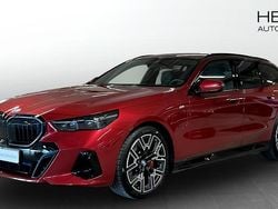 Röd (red) Begagnad 2025 BMW 530e M Sport Kombi | 678 700 kr (Marknadspris)