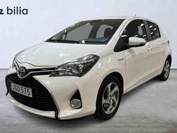 Vit Begagnad 2015 Toyota Yaris Hybrid Halvkombi | 149 900 kr (Dyr)