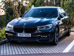 Grå Begagnad 2017 BMW 750 M Sport Sedan | 399 000 kr (Marknadspris)