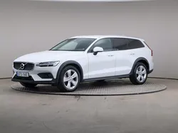 Vit Begagnad 2022 Volvo V60 CC Kombi | 365 000 kr (Marknadspris)