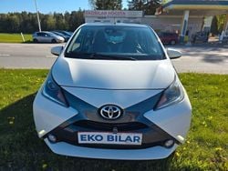 Vit Begagnad 2016 Toyota Aygo X-play Halvkombi | 79 900 kr (Marknadspris)