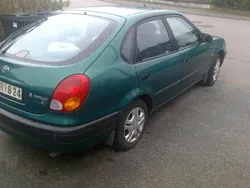 Grön Begagnad 2000 Toyota Corolla Halvkombi | 18 000 kr (Marknadspris)