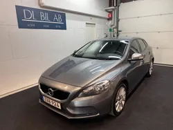 Grå Begagnad 2018 Volvo V40 Kinetic Kombi | 159 800 kr (Marknadspris)
