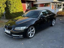 Svart Begagnad 2013 BMW 325 Comfort Edition Sportkupé | 119 000 kr (Marknadspris)