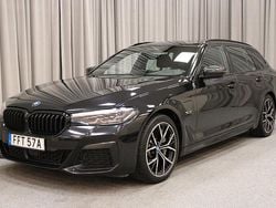Svart Begagnad 2022 BMW 530e M Sport Kombi | 359 900 kr (Marknadspris)