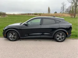 Svart Begagnad 2021 Ford Mustang Mach-E SUV | 369 000 kr (Bra pris)